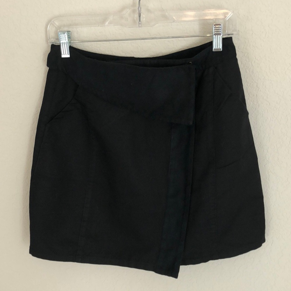 $15💕 SISTERS Black Wrap Skirt